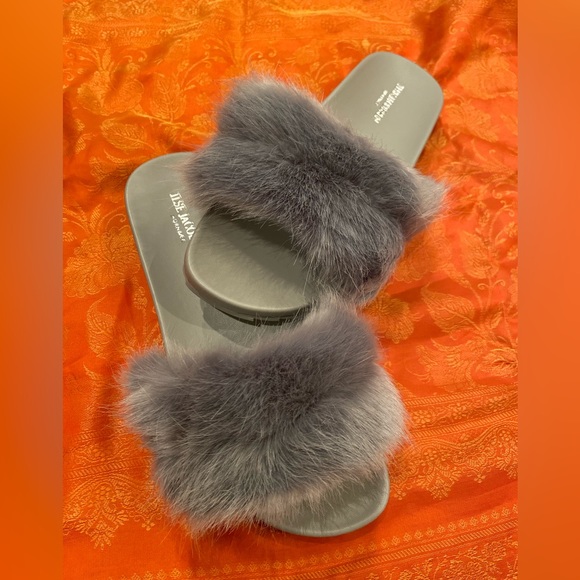 Fuzzy gray slides - Picture 3 of 3